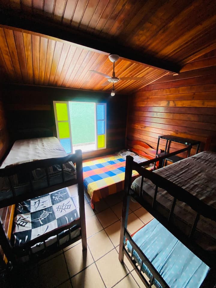 Tercer dormitorio con una cama doble y dos literas