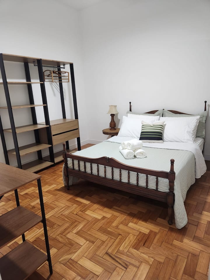 房间配有床、衣橱、办公桌、空调和风扇。