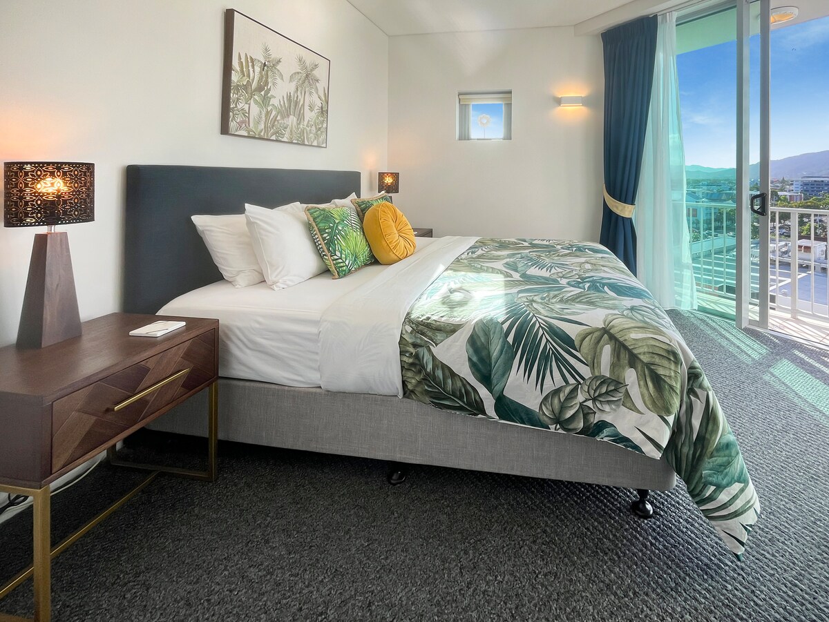 เตียงบนหมอนขนาดคิงไซส์และผ้าปูที่นอนคุณภาพระดับโรงแรมเพื่อความสะดวกสบายสูงสุด 