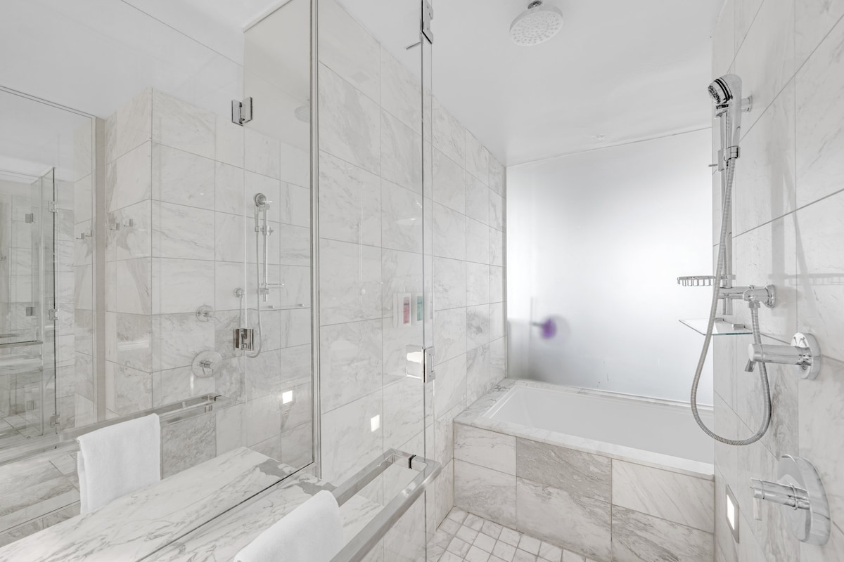*38FL Luxury* Strip View | Balcony | Free Parking