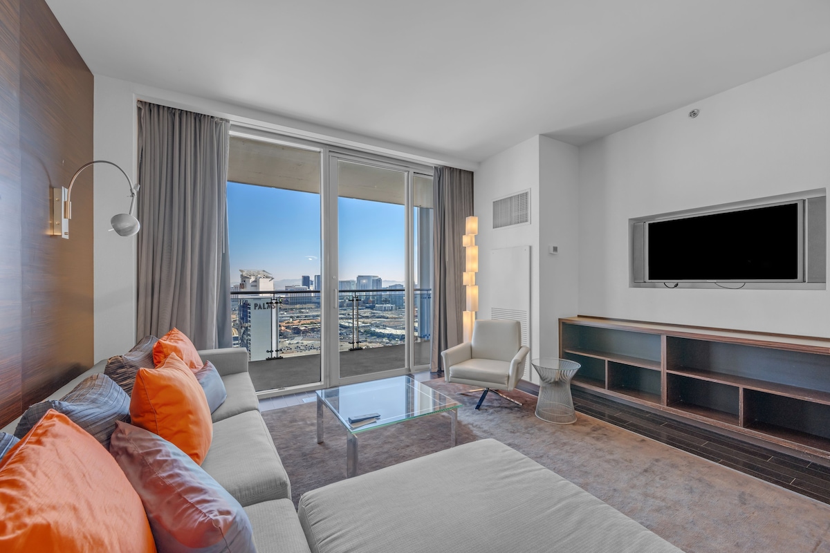 *38FL Luxury* Strip View | Balcony | Free Parking