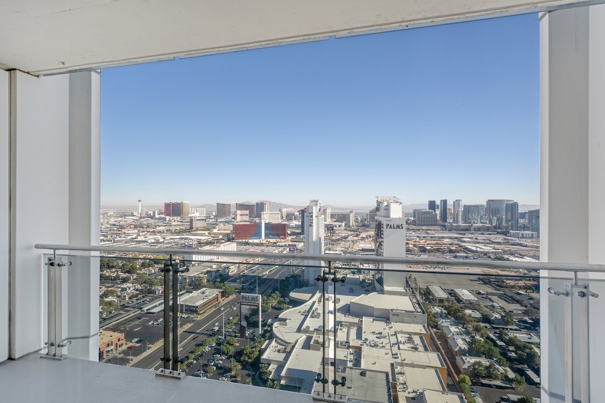 *38FL Luxury* Strip View | Balcony | Free Parking