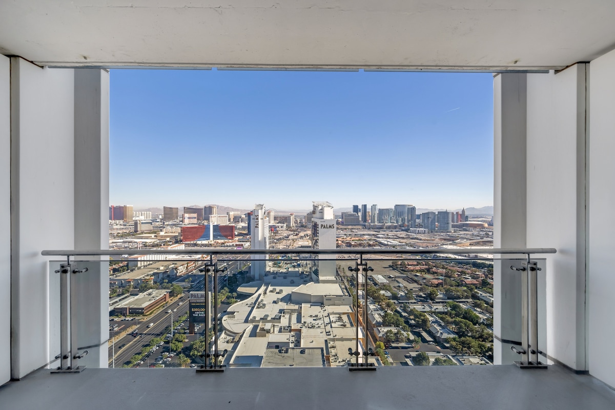 *38FL Luxury* Strip View | Balcony | Free Parking