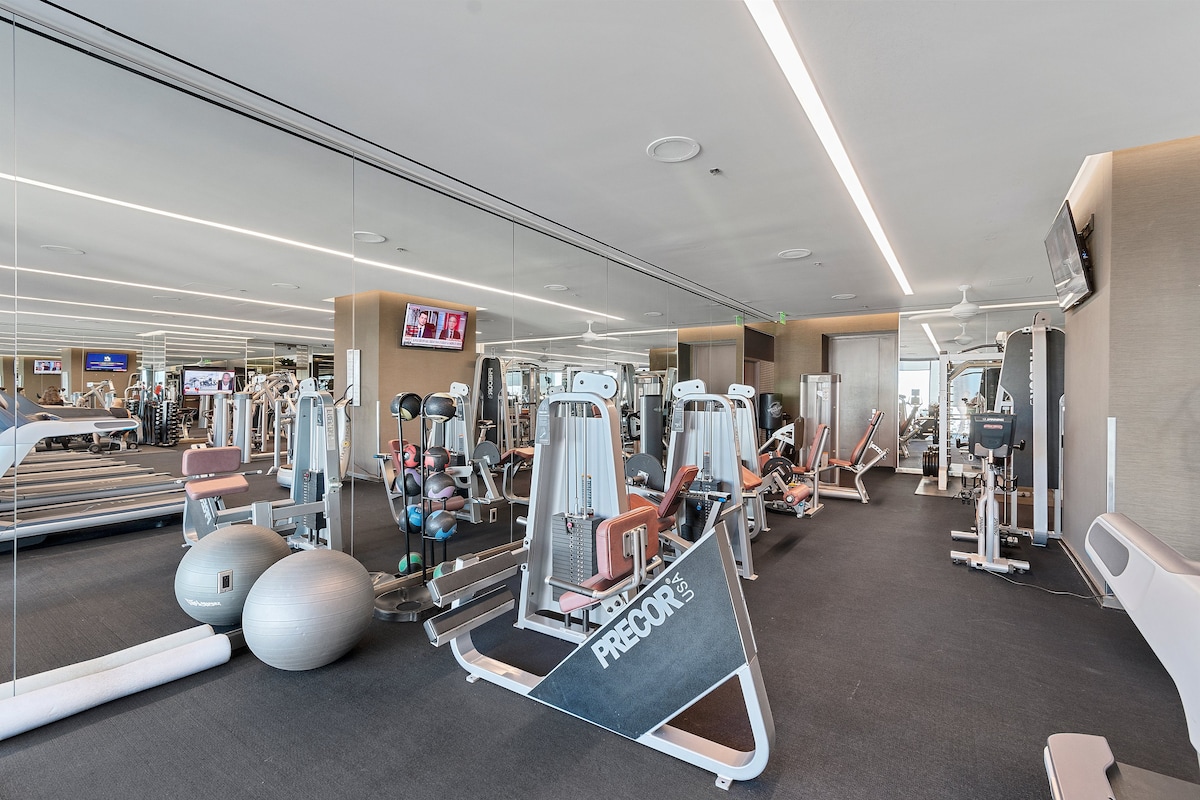 *38FL Luxury* Strip View | Balcony | Free Parking