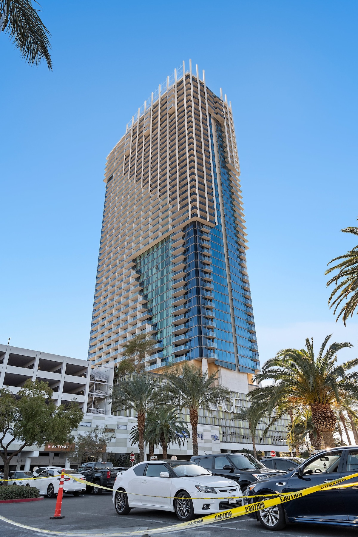 *38FL Luxury* Strip View | Balcony | Free Parking
