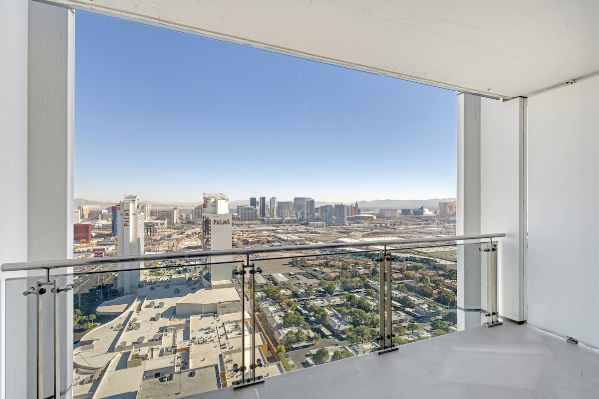 *38FL Luxury* Strip View | Balcony | Free Parking