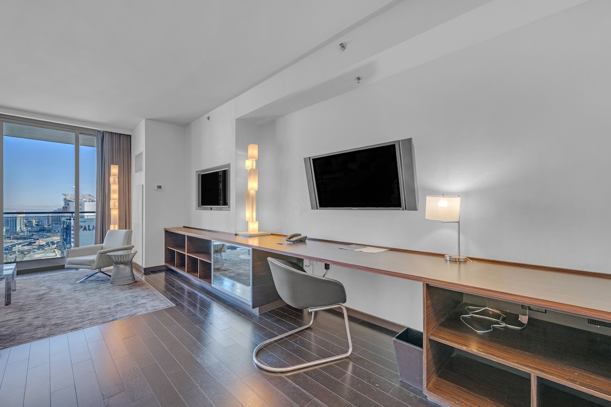 *38FL Luxury* Strip View | Balcony | Free Parking