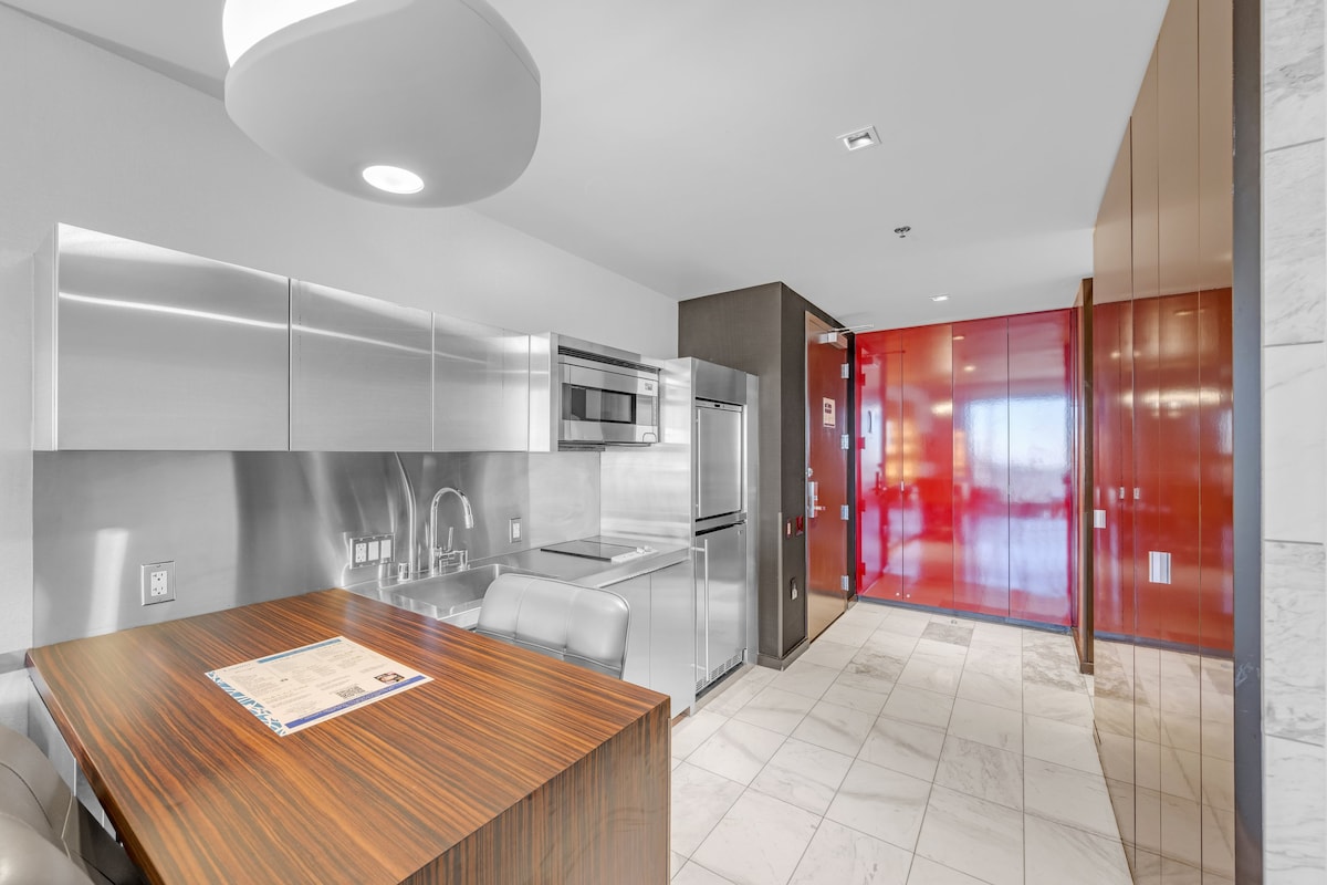 *38FL Luxury* Strip View | Balcony | Free Parking