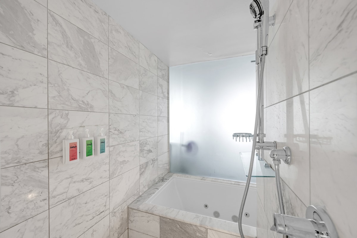 *38FL Luxury* Strip View | Balcony | Free Parking