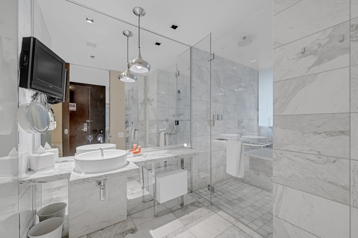 *38FL Luxury* Strip View | Balcony | Free Parking