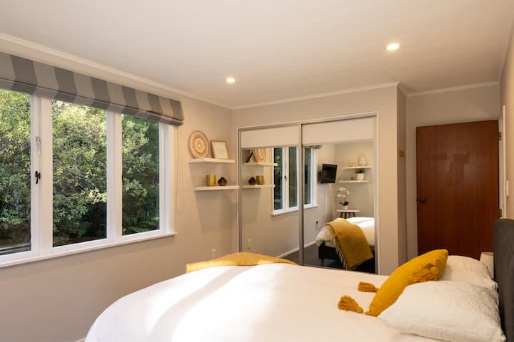 Втората спалня разполага с удобно двойно легло и двоен гардероб, идеални за организиране на всичките ви вещи по време на престоя.