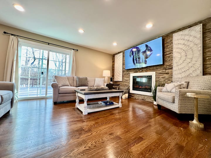 Executive Home In West Chester Game Room Hot Tub - 梅森