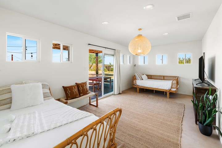 dormitorio a través del dormitorio principal con dos camas individuales.