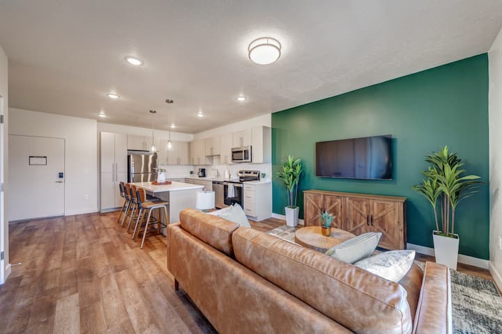 New 1bd Apt W/hot Tub & Gym Access - Sandy, UT
