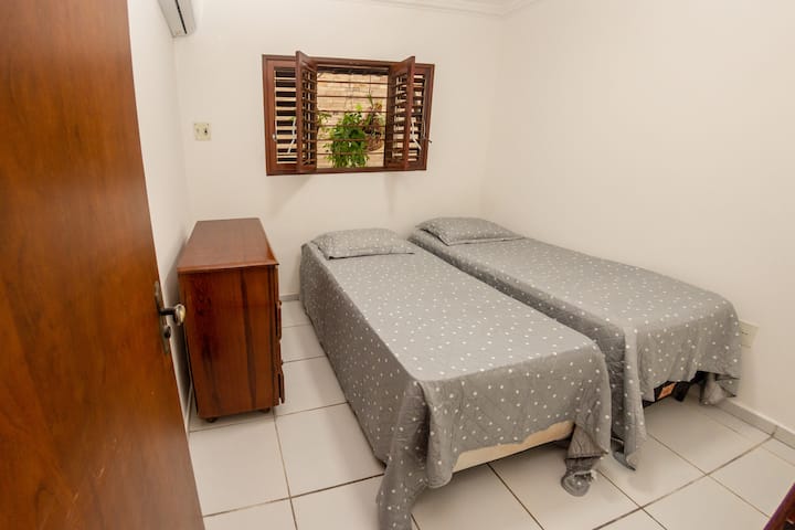 Dhomë me dy krevate tek, ajër të kondicionuar dhe një komodinë prej druri. Ndodhet në katin e poshtëm
