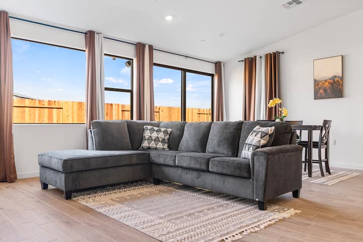 Stylish & Modern Bakersfield Retreat Near Downtown - Bakersfield, CA