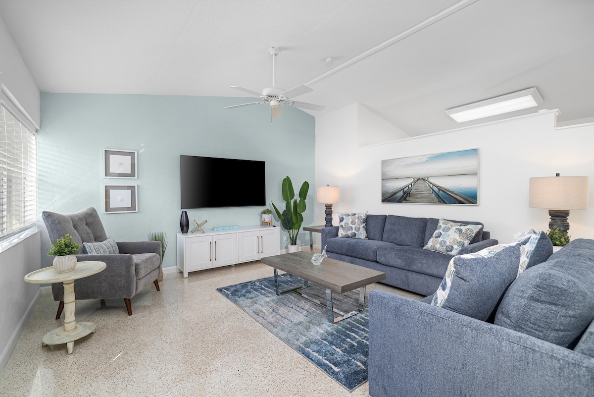 Просторна всекидневна за отдих и забавление. Диванът също се разтяга до легло. 