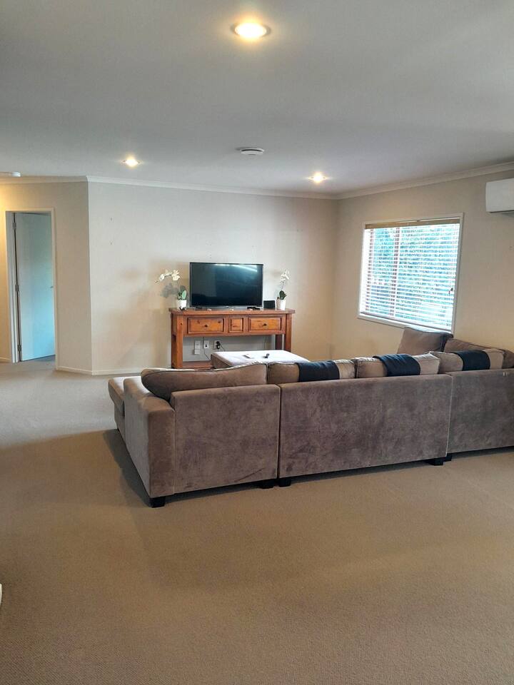 Home From Home In Waiuku. Outdoor Area With Deck - Waiuku