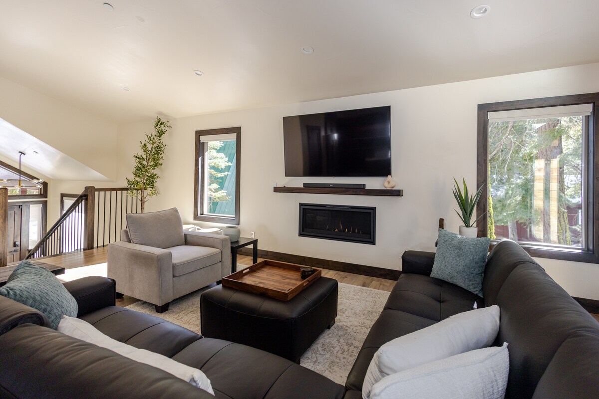Successful Airbnb property: Luxe New-Build | Hot Tub | Grill | King Bed | Desk in Tahoma