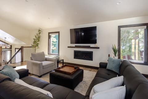 Successful Airbnb property: Luxe New-Build | Hot Tub | Grill | King Bed | Desk in Tahoma