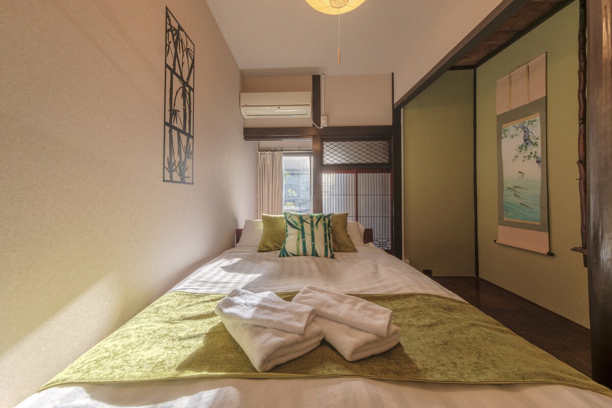 Ეს არის საძინებელი „ბამბუკით“, როგორც საკუთარი მოტივი.
Ეს არის სივრცე, სადაც შეგიძლიათ დააგემოვნოთ იაპონური სტილი.