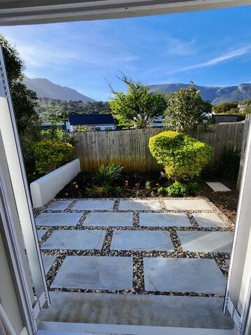 At the end of the street – 39 Oak, Noordhoek gallery image 4