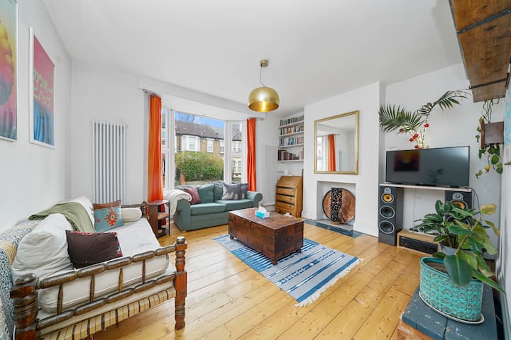 Élégant salon victorien
Entrez dans un charmant salon de style victorien avec un mobilier classique, des détails ornés et une décoration intemporelle qui mêlent sophistication et confort.

