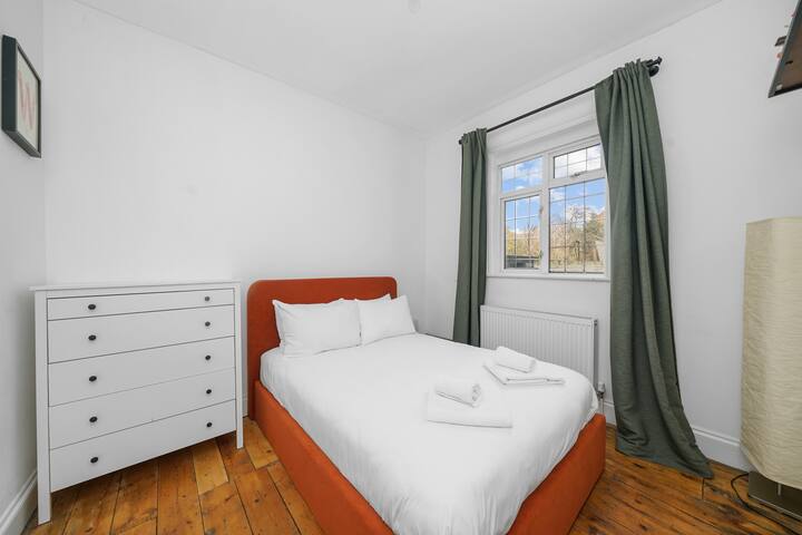 Chambre double confortable avec rangement
Détendez-vous dans cette chambre double confortable, avec une commode pour un rangement pratique, ce qui facilite l'organisation de vos effets personnels.