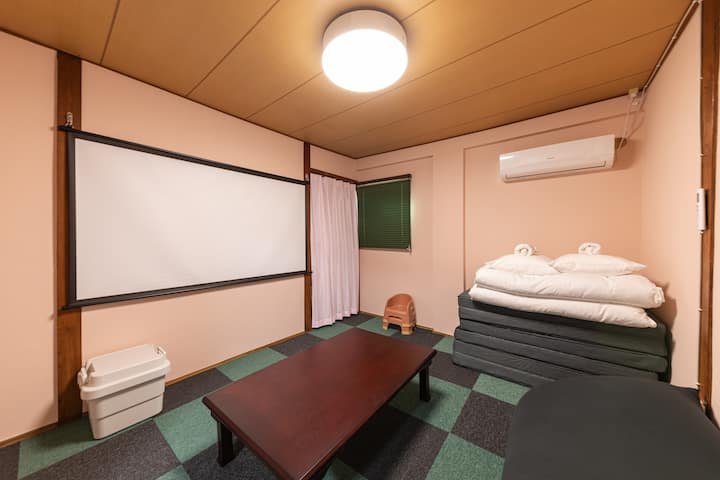 Საძინებელი 3: არის 2 დასაკეცი ნახევრად ორადგილიანი ლეიბი.
(დამატებით საწოლებს ვერ გთავაზობთ).