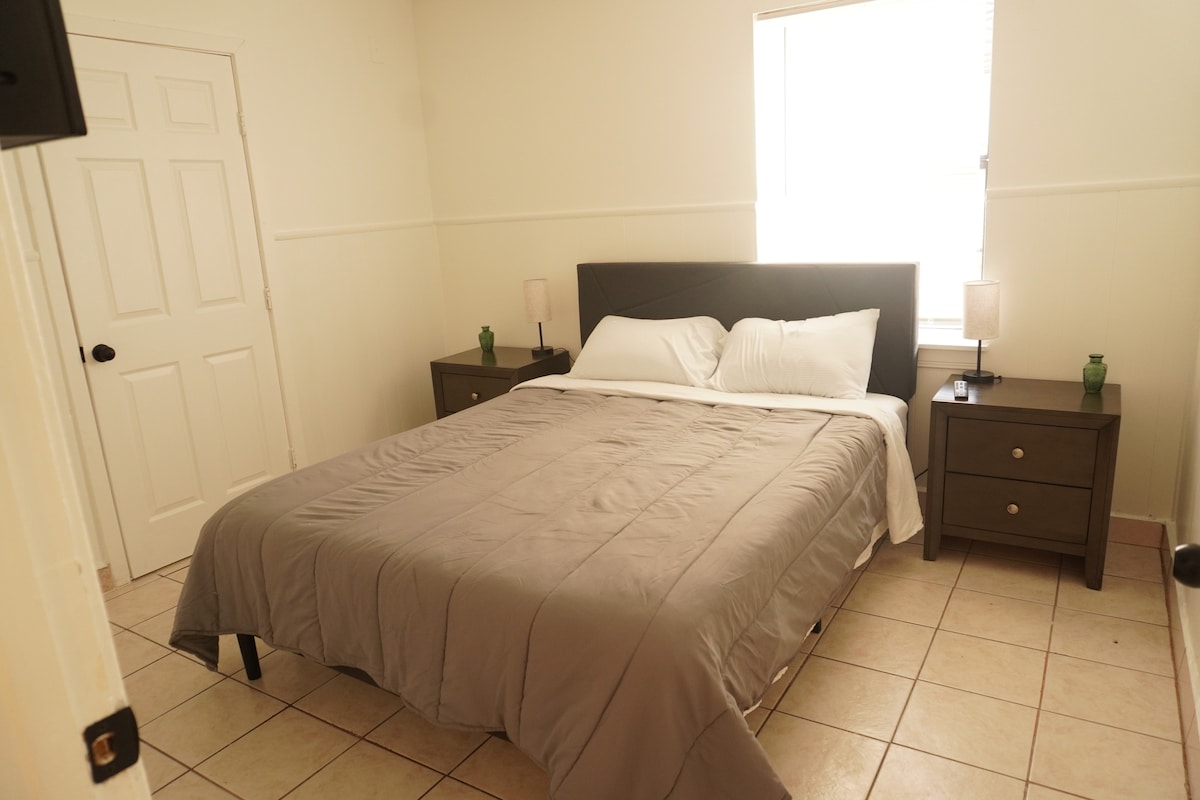 Acomódate en este acogedor dormitorio, diseñado con tonos suaves y terrosos y una cama lujosa que te invita a relajarte y recargar energías.