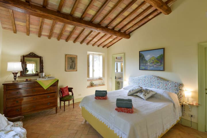 Dhomë gjumi kryesore me ajër të kondicionuar, krevat dopio "King" (180 cm x 200 cm), banjë dhe vaskë / dush, kati i sipërm