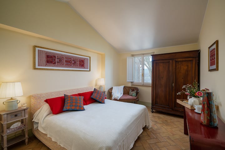 Ajër i kondicionuar dhe krevat dopio "Queen" (160 cm x 190 cm), kati i sipërm