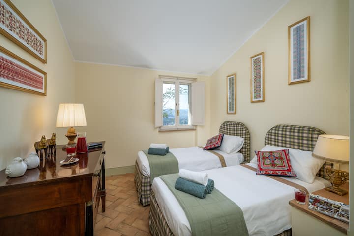 Ajër i kondicionuar, 2 krevate tek (80 cm x 190 cm), kati i sipërm