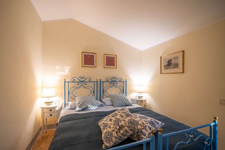 Ajër i kondicionuar, krevat dopio "Queen" (160 cm x 190 cm). Kjo është dhoma e gjumit e shtëpisë së miqve, e disponueshme për festa mbi 9 vjeç dhe me kërkesë për grupe prej 8 ose më pak personash.