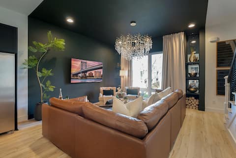 Top performing Airbnb: Luxe| 9 Beds | Hot Tub| Mins to Broadway in Bordeaux Whites Creek Haynes Trinity