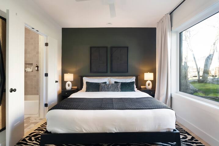 Elegant Escape| Hot Tub| 9 Beds| Mins to Brdwy gallery image 3