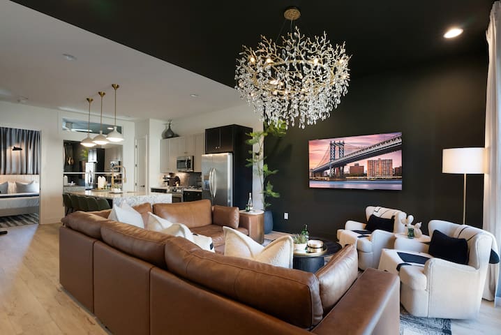 Elegant Escape| Hot Tub| 9 Beds| Mins to Brdwy gallery image 2