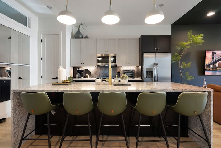 Elegant Escape| Hot Tub| 9 Beds| Mins to Brdwy gallery image 4