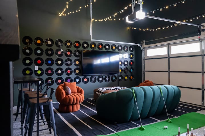 Elegant Escape| Hot Tub| 9 Beds| Mins to Brdwy gallery image 5