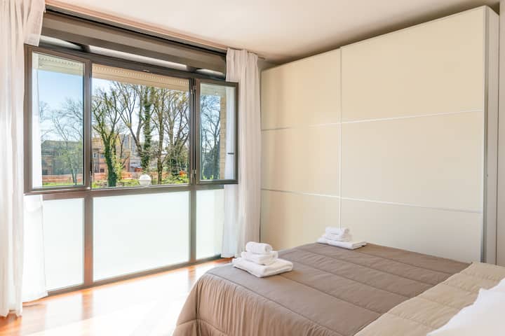 ห้องนอนใหญ่ขนาดใหญ่พร้อมตู้เสื้อผ้าและสมาร์ททีวี 