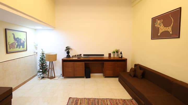 El esquema de colores es rico pero terroso, lo que refleja los tonos terrosos que se encuentran en las pinturas de Jamini Roy.