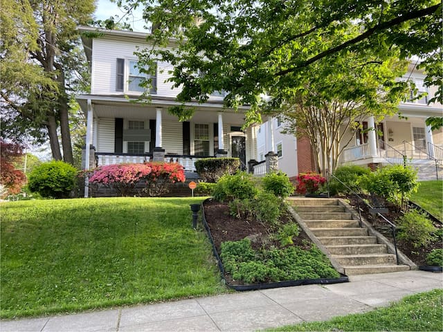 Spacious single family w/ free parking