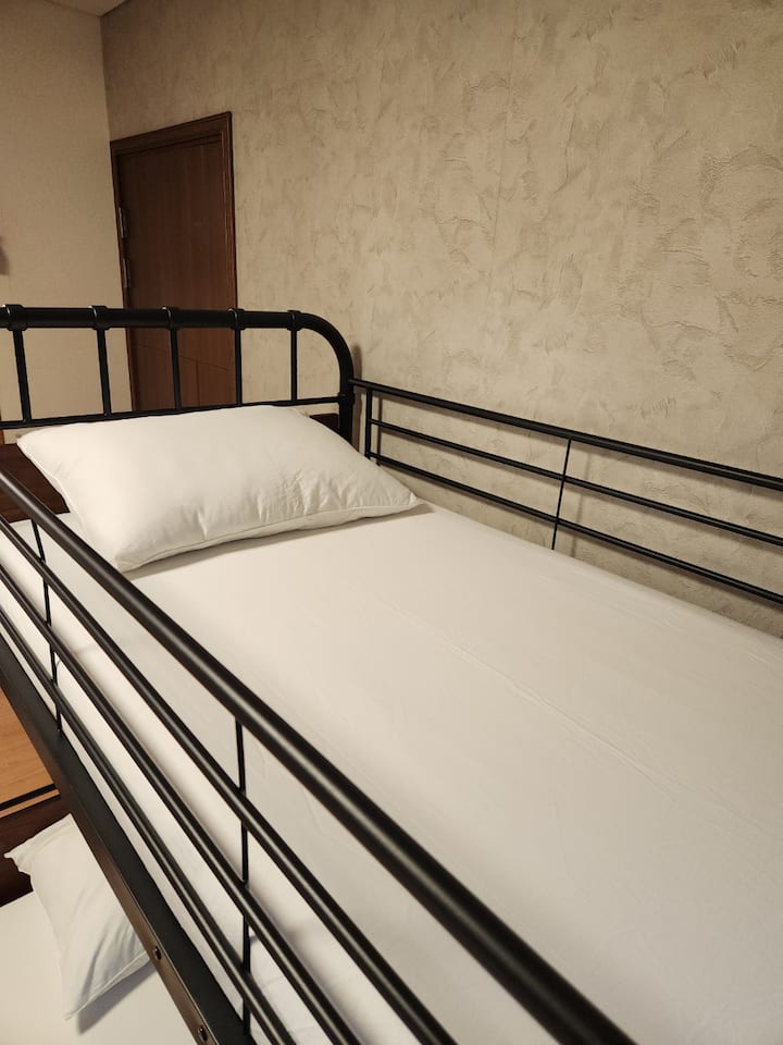 เตียงสองชั้นในห้องนอน 2 ที่ชั้น 1