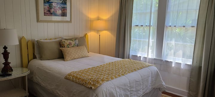 Queen bed, luxury mattress, 100% cotton sheets