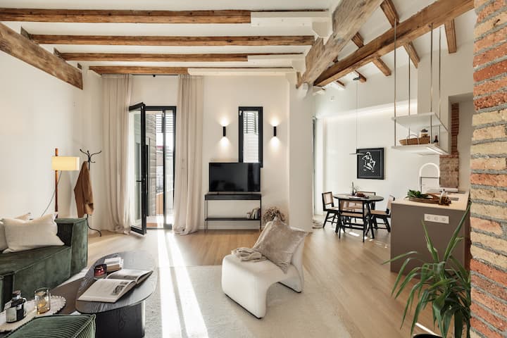 Poblenou Beachside: Pool, Gym & Sea View Rooftop - Barcelona