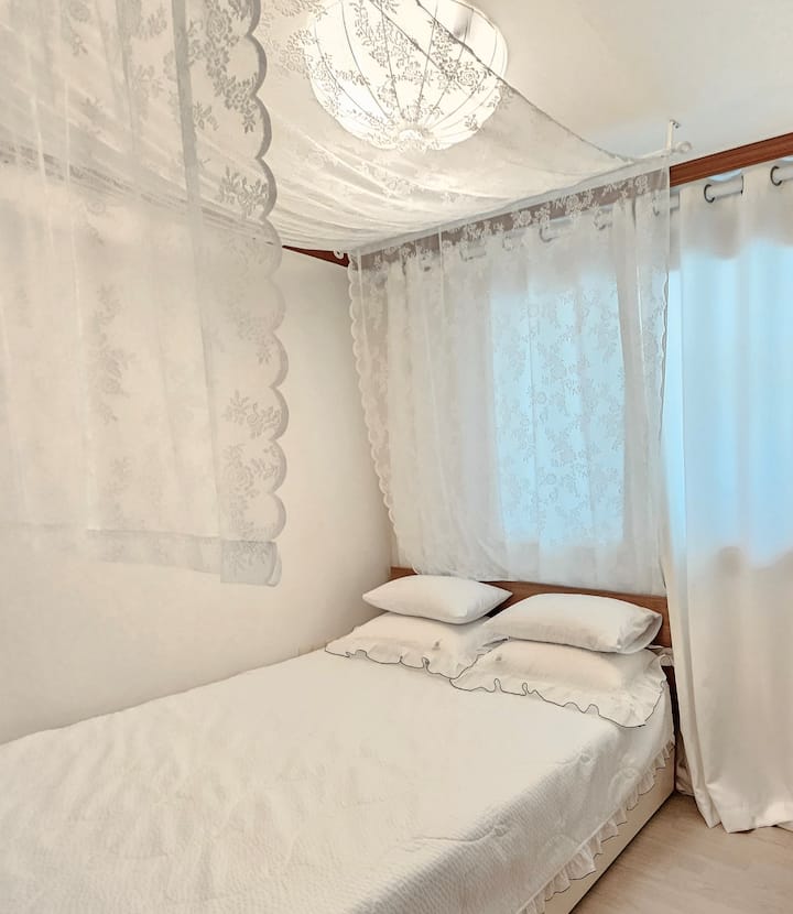 ¡Una cama tamaño queen, un pequeño tocador, aire acondicionado y 2 secadoras están listos!