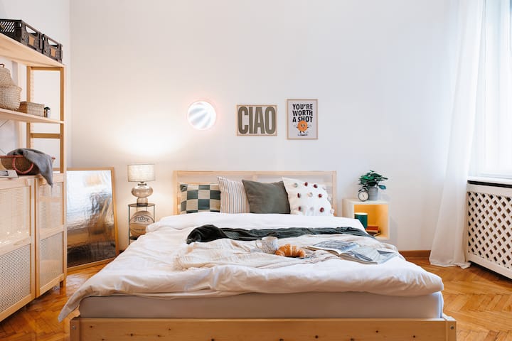 Enjoy maximum comfort in this bedroom with a spacious bed and a soft mattress