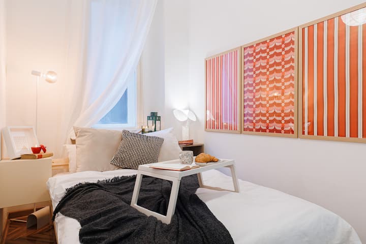 Enjoy maximum comfort in this bedroom with a spacious bed and a soft mattress❤