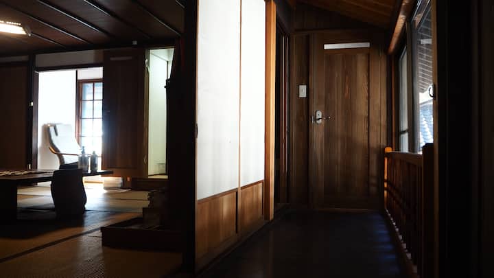 二階にある共有シャワールームとトイレです。左奥のドアがシャワールームで、右のドアがトイレです。上階には共用シャワールームとトイレがあります。 左のドアはシャワールーム、右側のドアはトイレです。