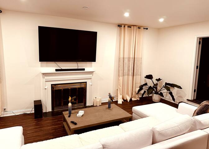 Spacious Retreat Near the Lake gallery image 2